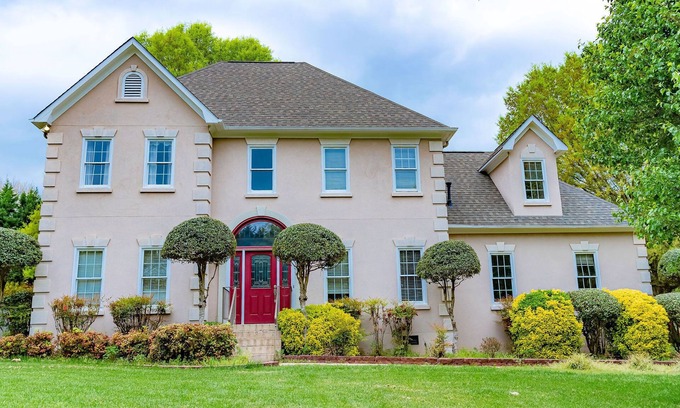 Mooresville House | Discover a Spacious House with Huge Backyard near Lake Norman