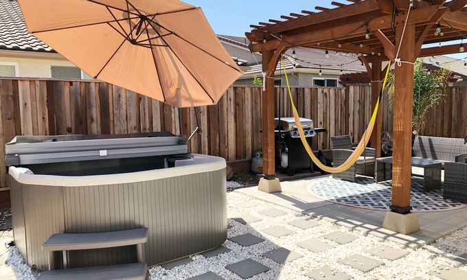 Hollister House | Cozy Family Retreat with Hot Tub and Breakfast Included