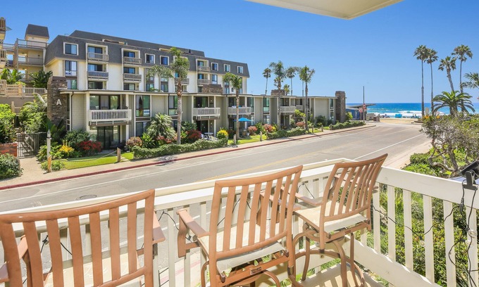 Townsite Cottage | *New Listing* NCV C4 Beautiful beachfront cottage, all new furnishings w/Stunning Ocean views