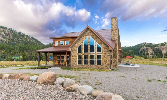 South Fork House | Exceptional New Mountain Cabin with Hot Tub & EV Charger