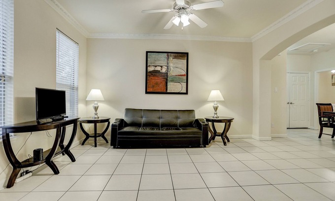 Spring Branch Central Condo | Modern 4-Bedroom Condo with Kitchen & Breakfast Included