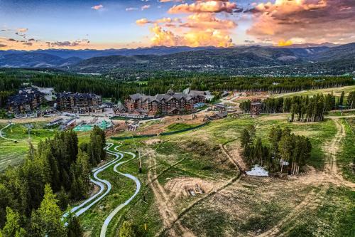 Peak 8 Apartment | Experience One Ski Hill Escape Condo with Hot Tub & Pool