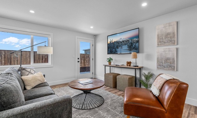 Bend House | Riverfront Retreat: Fire Pit, Kitchen & 10/10 Guest Rated!