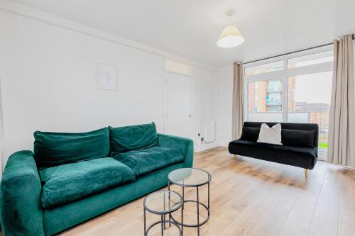 Woodberry Down Apartment | New Listing! Spacious 2BR, North London 2min to St