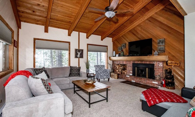 Whitefish House | Family Retreat at The Mtn House with Private Hot Tub