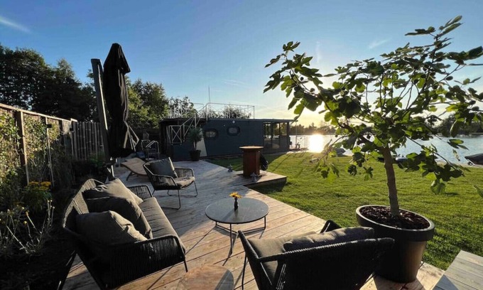 Baambrugse Zuwe Apartment | Experience Little Asia: Cozy Houseboat by the Lake
