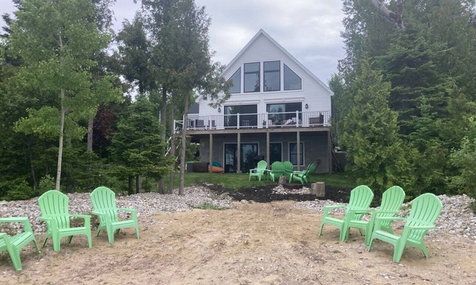 Bay Shore House | Idyllic Waterfront Retreat Near Bay Harbor Resort