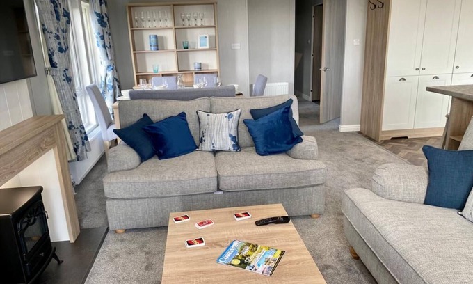 Newquay Ski Chalet | Cozy New Lodge: Dog-Friendly with Onsite Facilities
