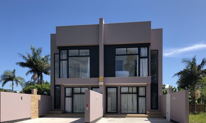 Armacao House | Explore Matadeiro: Family-Friendly House Near Trails!