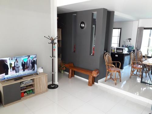 Ban Waen House | Modern Loft Home with Pool & Hot Tub, Rated 9.4/10