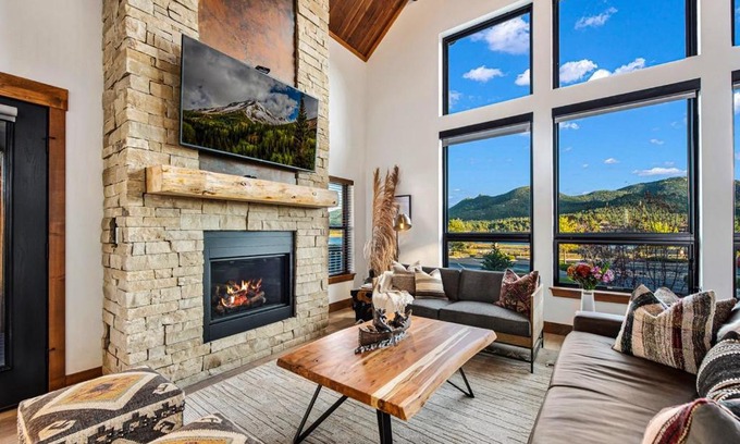 Estes Park House | Cozy Bears Den: 2-Bedroom Cabin with Hot Tub & Fireplace
