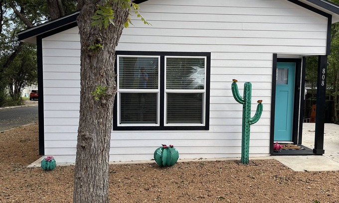 Lockhart House | Guest Rated: 10/10 Lockhart Home with Inviting Lawn