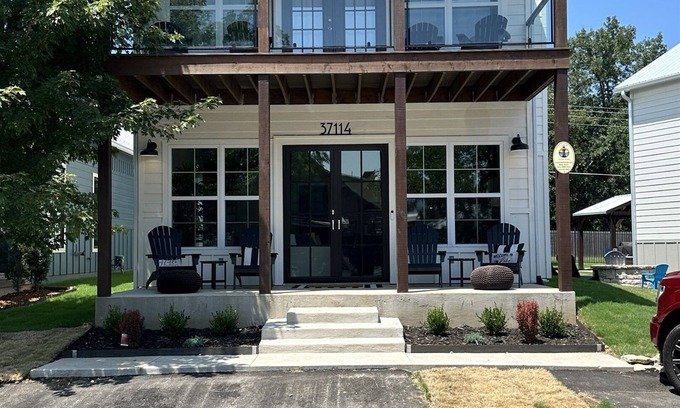 Vinita House | Relaxing Retreat with Hot Tub, Pool & Scenic Lake Views