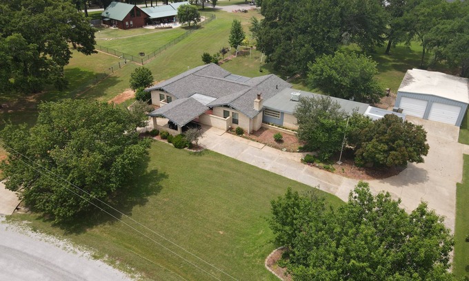 Kingston House | Guest Rated 10/10: Family Fun with Hot Tub & Games!
