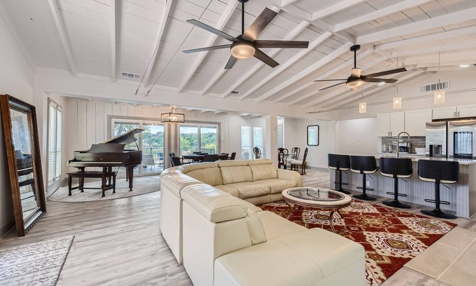 Pedernales Bend House | New Lux House: Pet-Friendly Retreat with Swim Spa & Views