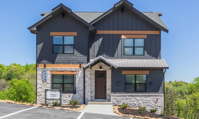 Gatlinburg - Pigeon Forge Cabin | Gorgeous NEW LUX LODGE with Pool & Games Near Parkway