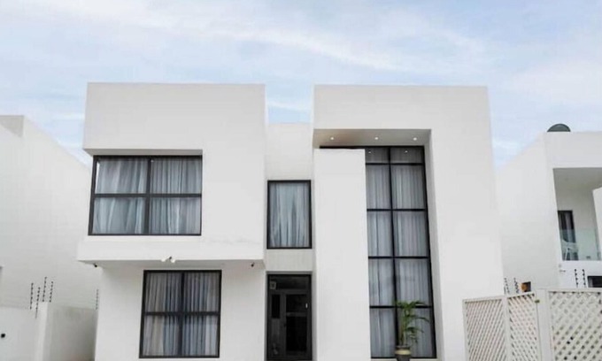 Labone House | Exceptional 3-Bedroom House Near Airport with Breakfast