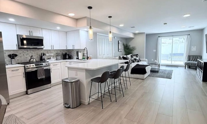 Communipaw House | Modern 3 BR Duplex with Backyard - Family Friendly Stay