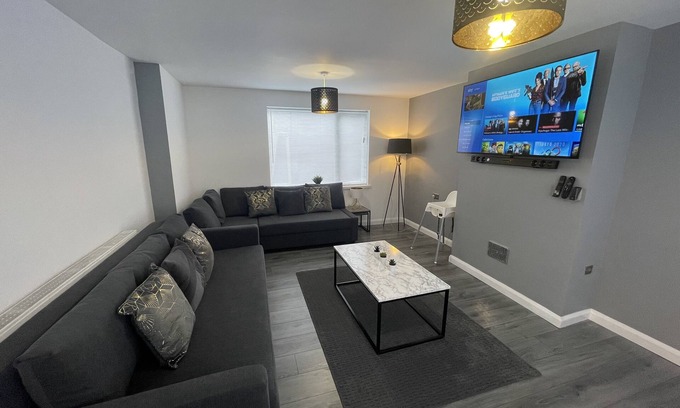 Pleasley House | Modern 3 Bedroom House with Kitchen for Up to 10 Guests