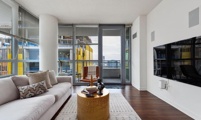 Downtown Chicago Apartment | Top-Rated 3-Bedroom Apartment in Chicago with Pool Access
