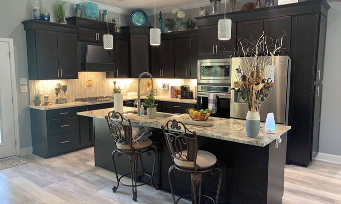 Jones Mills House | Stylish 4BD Retreat with Hot Tub Near Lake & Shopping