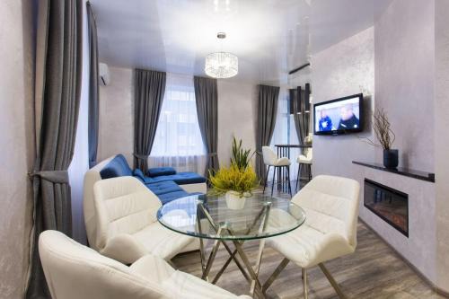 Petrovskoye Apartment | Elegant Apartment in Central Konstitution Square, Rated 9.6