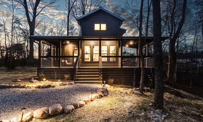 Tracy City House | Discover the New Cabin by Lake - Guest Rated 10/10!