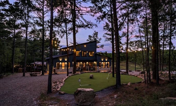 Pickens Cabin | NEW Luxury Cabin, Pickleball/Hoops, Sauna, Golf, Pool Table, Dog Friendly