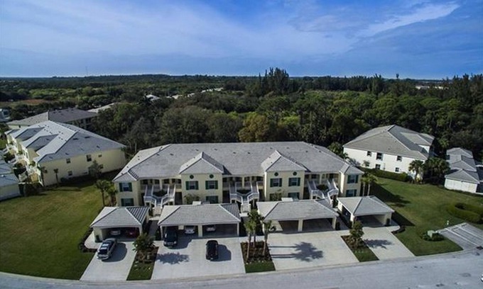 Biggar Condo | Elegant Condo Retreat Steps from Beaches with Pool Access