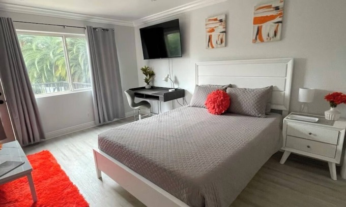 Pomona Apartment | New Luxury Guest House/Pool/Bath/Laundry