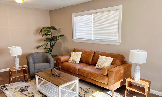 Orange House | Cozy Whole House with King Bed in Central Orange