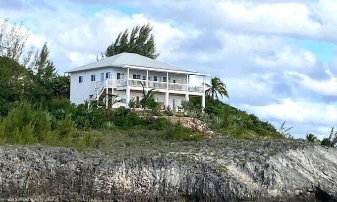 Gregory Town House | Oceanfront Retreat with Breathtaking Sunset and Snorkeling