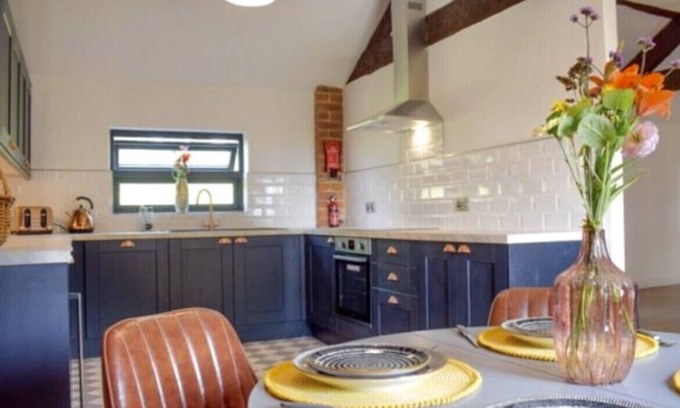 Longford Apartment | Immaculate Apartment with Kitchen & Pet-Friendly Perks