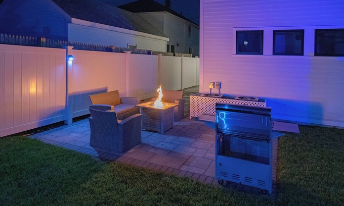 Newton House | New Luxury townhouse. 6 miles to Boston, 4 bedrooms/4 baths, private yard/patio