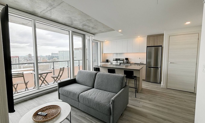 Milton Park Apartment | Modern Unit in Vibrant Montreal with Pool and Hot Tub