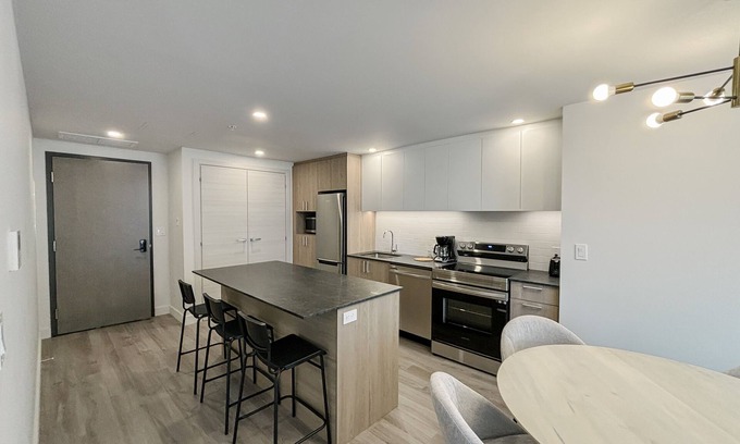 Milton Park Apartment | Modern Unit in Downtown Montreal with Pool & Spa Access