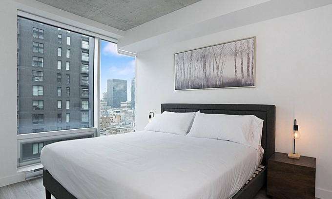 Milton Park Apartment | Modern Unit in the Heart of Montreal with Prime Amenities