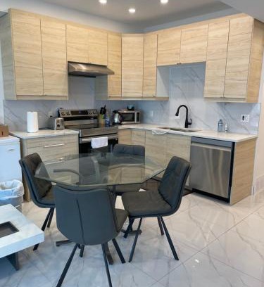 Montgomery House | New Luxury Walkout Suite Near University-BY ROOM