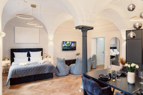 Innenstadt Apartment | Elegant Suite with Two King Beds in City Center - 9.3/10