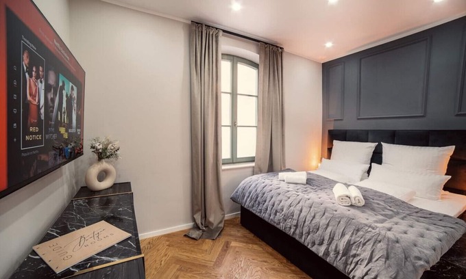 Innenstadt Apartment | NEW Luxus Suite TWO Kingbeds Netflix Center