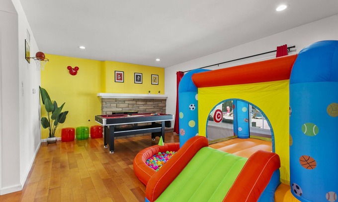 Northwest Anaheim House | Magical Family Retreat 10 Mins to Disneyland & Private Pool
