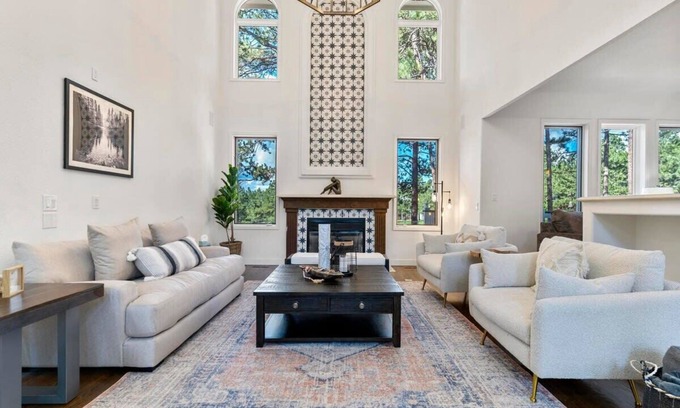 Woodmoor House | Experience the Ultimate Mansion Retreat for 20 - Pet Friendly!