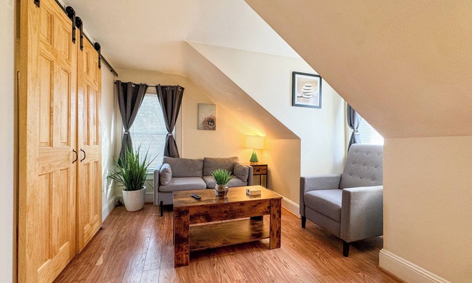 Manchester Apartment | Pet-Friendly MHT Retreat: Modern 1BR for Your Getaway