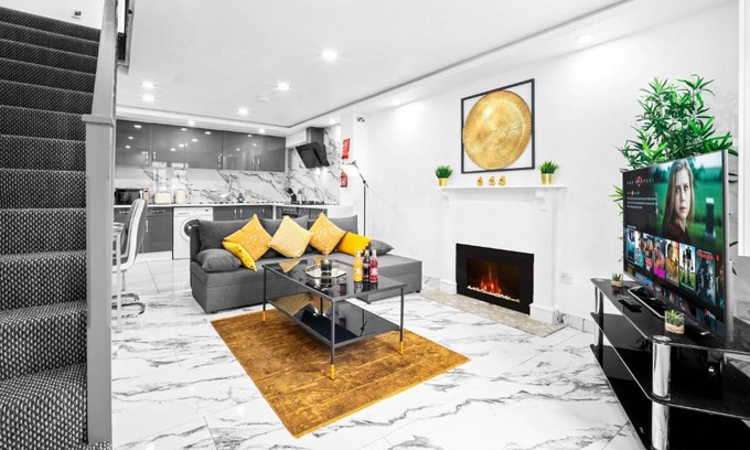 Bordesley Apartment | Stylish 2 Bedroom House by Azura Nights - Pet Friendly Stay