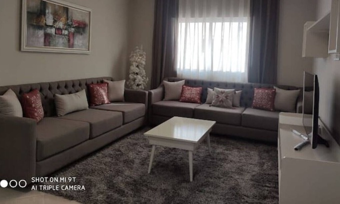 Branes Apartment | Modern 4-Bed Apartment Steps from the Beach in Mujahidin