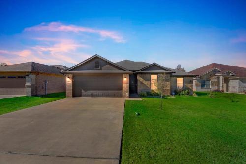 Grand Prairie House | New Modern Bohemian Home Minutes from Epic Waters Indoor Park, Andretti Indoor Karting & Games, AT&T Stadium, Globe Life, Six Flags, Texas Life