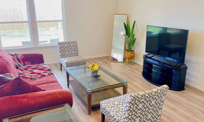 Fort Worth House | Modern Home with Large Backyard - Pet Friendly Escape