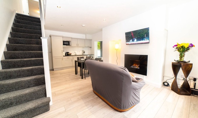 Killarney House | Modern Retreat on Muckross Road: Guest Rated 9.8, Pet Friendly