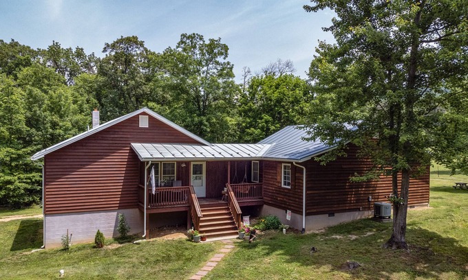 Luray Cabin | Modern Cabin in Luray: Pet-Friendly Retreat with Firepit