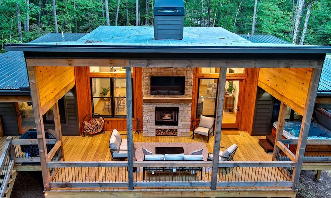 McCaysville Cabin | Modern Cabin Escape: 2 King Suites with Hot Tub & Fire Pit